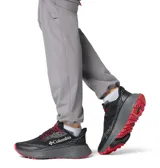 Championes de trail running Columbia modelo Konos Trillium, color negro con detalles en rojo. Presentan una entresuela de espuma Techlite+ para amortiguación reactiva, sistema Navic Fit para mayor estabilidad y suela Adapt Trax para tracción en terrenos técnicos.