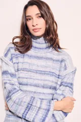 Polera celeste con rayas horizontales en tonos de azul y blanco, de cuello alto y corte oversize.