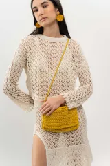 Cartera bandolera color verde agua, tejida a crochet con trapillo reciclado. Tiene correa de cadena plateada y cierre con botón imán.