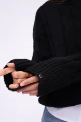Sweater de punto con diseño de ochos, color marrón, cuello redondo y mangas largas con puños acanalados.