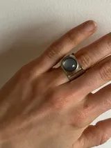 Anillo regulable hecho a mano en bronce, con diseño ancho y piedra de ágata incrustada.