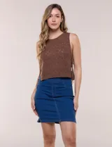 Falda skort de tiro alto y calce ajustado confeccionada en denim azul con short interno incorporado. Presenta cintura elastizada, bolsillos simulados al frente, bolsillos traseros plaqué y pequeñas aberturas en los laterales del bajo.