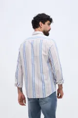 Camisa de manga larga con diseño de rayas verticales, confeccionada en mezcla de lino y algodón, con cuello camisero y cierre frontal de botones.