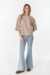 Remera oversize de manga corta a rayas horizontales en tonos rojo y rosado, con cuello redondo.