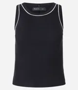 Musculosa de rib en color negro, con diseño ajustado al cuerpo, cuello redondo y frisos contrastantes blancos en el escote y las sisas.