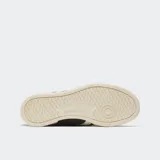 Championes Reebok Club C Grounds UK negros con detalles en blanco y suela color crema. Confeccionados en ante y cuero, con logo dorado en el lateral.