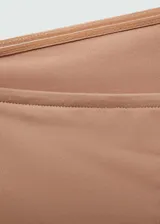 Vestido corto entallado de escote palabra de honor, confeccionado en tejido elástico.