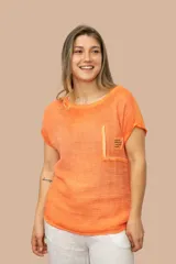 Remera naranja de algodón italiano con cuello redondo, mangas cortas y bolsillo con aplique con inscripción.