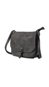 Bandolera de cuero sintético color gris oscuro, con tapa y broche, bolsillo principal, bolsillos internos organizadores y cierre trasero.