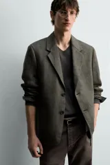 Blazer regular fit de lino en color verde militar, con cuello de solapas de muesca, cierre frontal de un botón y bolsillos de vivo en la cadera.
