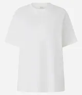 Remera básica de corte oversized, confeccionada en algodón peruano de alta calidad. Presenta cuello redondo, mangas cortas y diseño liso sin estampas.