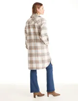 Sobrecamisa larga de tejido soft con estampado de cuadros en tonos celestes, beige y blanco. Presenta cuello con solapa, cierre frontal con botones, bolsillos aplicados en el pecho y mangas largas con puños abotonados.