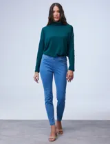 Jegging azul con pretina elastizada, bolsillos delanteros simulados y bolsillos traseros aplicados.