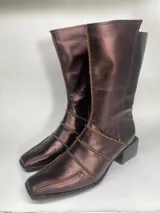 Botas de cuero color marrón con caña media, punta cuadrada, detalle de costuras y taco cuadrado de 5 cm.