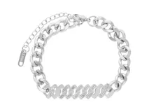 Pulsera plateada de acero inoxidable con eslabones tipo cadena y detalle central de eslabones rectangulares con incrustaciones de circonias.