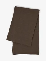 Bufanda de tejido suave color marrón, de estilo clásico y versátil.