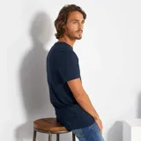 Camiseta de punto lisa color azul marino, de corte clásico y manga corta.