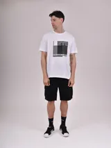 Remera gris con estampado frontal de la palabra "Tokyo" en letras mayúsculas blancas.