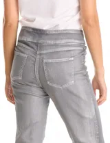 Jegging de corte slim con acabado metalizado laminado, marca Ruby Rd. Presenta pretina ancha elastizada, bolsillos funcionales en la parte delantera y trasera, y un diseño de tiro medio.