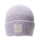 Gorro de lana tejido a punto acanalado, color lila claro con hilos de lurex multicolor. Presenta un dobladillo ancho con un parche cuadrado de goma translúcida con el texto "N+ Club" en relieve.