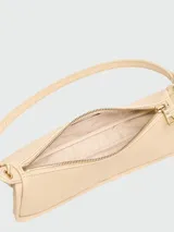 Cartera de hombro pequeña de diseño minimalista y estructura alargada, con correa ajustable y cierre superior.