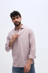 Camisa de manga larga de lino y algodón color celeste, con fit semi slim y cuello clásico.