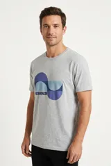 Remera blanca de manga corta, con cuello redondo y diseño gráfico estampado en el pecho con la palabra "waves" y formas geométricas en tonos azules.