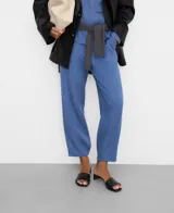 Pantalón barrel fit de lyocell color azul, con cintura elástica, bolsillos laterales y largo tobillero.