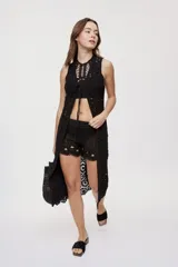 Short de crochet color beige, con calce relajado y tiro medio, diseño de tejido calado con detalles artesanales y terminaciones onduladas en el ruedo.
