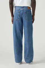 Pantalón de jean celeste de corte amplio, estilo baggy, con bolsillos delanteros y traseros.