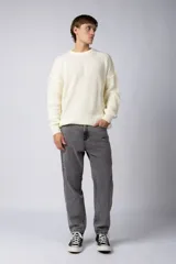 Jean de corte mom fit en color gris lavado, confeccionado en denim resistente, con diseño de tiro medio y ajuste holgado en las piernas.
