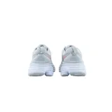 Championes de running Hoka modelo Bondi, color gris claro con detalles en naranja. Presentan una suela de plataforma gruesa con amortiguación, parte superior de malla técnica transpirable y logo de la marca en el lateral.