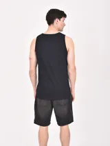 Musculosa deportiva de hombre con diseño de bloques de color: negro en la parte superior, blanco en el medio y gris melange en la parte inferior.