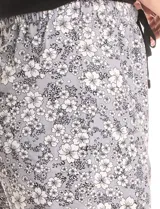 Short de pijama con estampado floral en tonos grises y blancos, con cintura elástica y cordón de ajuste negro.