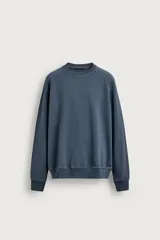 Sudadera regular fit color azul, de cuello redondo, manga larga ranglán y efecto lavado con acabados en rib.