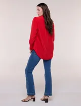 Camisa de satén blanca de la marca Floral & Ivy, con cuello con solapa, cierre frontal de botones, manga larga con puño ancho y bolsillo aplicado en el pecho.