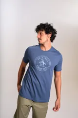Remera de cuello redondo y manga corta, color azul, con estampado circular en el pecho que incluye el logo de la marca Original Penguin.