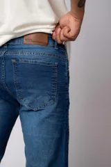 Jean de corte recto y ajuste relaxed fit, confeccionado en denim azul con lavado clásico.