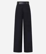 Pantalón pantalona de cintura alta, confeccionado en viscolino, con trabillas en la cintura y bolsillos falsos atrás. Incluye cinturón de material sintético con hebilla metalizada con efecto martillado.