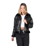 Campera de cuero sintético negro con interior y detalles de piel sintética al tono. Presenta cierre frontal metálico, bolsillos frontales con solapa y diseño de corte recto.