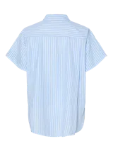 Camisa de popelina con mangas cortas y cuello clásico. Presenta cierre frontal de botones y diseño estampado de rayas verticales blancas y celestes.