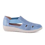 Zapatos casuales Korium Confort modelo Jessie, color celeste, con diseño perforado, elásticos laterales y suela corrida en tono beige.