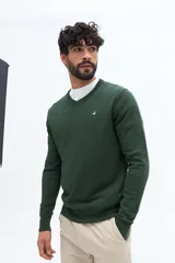 Sweater de punto color gris melange, con escote en V, manga larga y logo bordado en el pecho. Presenta puños y ruedo acanalados.