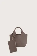 Bolsa tipo satchel de tejido acanalado en color café, con asas integradas y un pequeño neceser extraíble con cierre metálico sujeto a la bolsa principal.