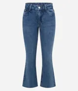 Pantalón de jean modelo flare cropped, con cintura media, cierre frontal con botón y cremallera, bolsillos funcionales y trabillas para cinturón. Presenta un corte ajustado en caderas y muslos con una suave apertura desde la rodilla.