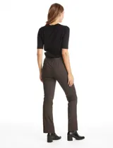 Pantalón de tiro alto con estampado cuadrillé en tonos marrones y negros. Presenta pretina elastizada, corte ajustado y costura vertical decorativa en el frente de cada pierna.