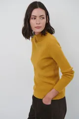 Polera de tejido morley color azul, con cuello alto y mangas largas, de corte ajustado al cuerpo.