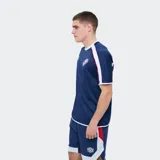 Remera de entrenamiento Umbro Protraining Active del Club Nacional de Football, color azul marino con detalles blancos y rojos en las mangas y cuello. Cuenta con el escudo del club y el logo de la marca.