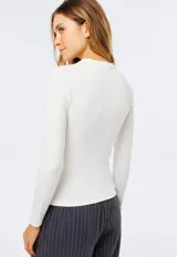 Camiseta básica de manga larga en tejido acanalado, con cuello redondo y diseño ajustado.
