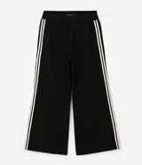 Pantalón pantalona negro de algodón, de corte amplio y cómodo con cintura elástica. Presenta franjas laterales a contratono de diseño deportivo.